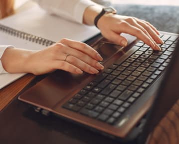 Cómo usar ChatGPT para escribir un CV (+Consejos prácticos)