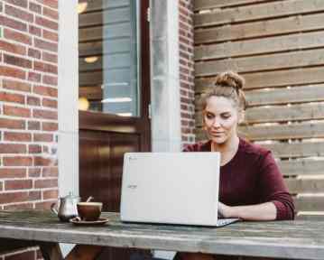 Plantillas de CV creativas para usar en 2025 [PDF y Word]
