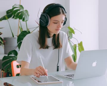 Cómo redactar un CV freelance (ejemplo y plantilla)