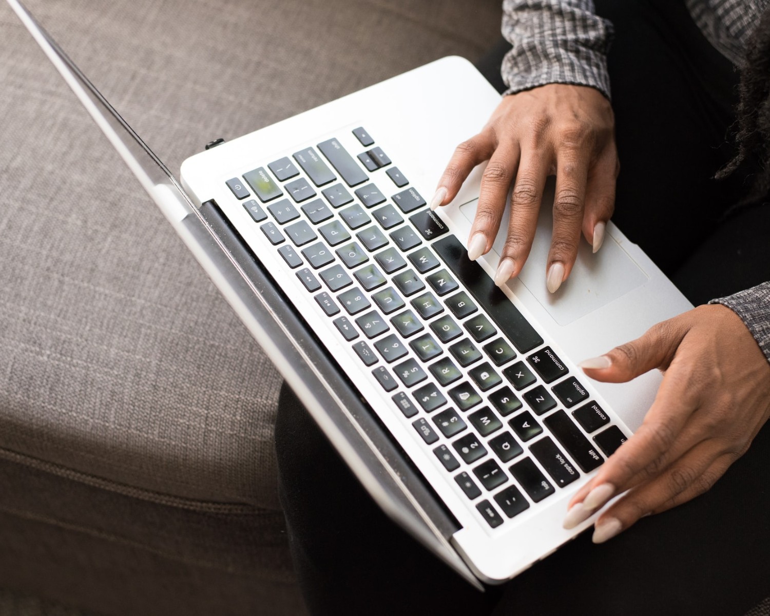 Más de 40 ejemplos y definiciones de habilidades de TI muy demandadas (2025)