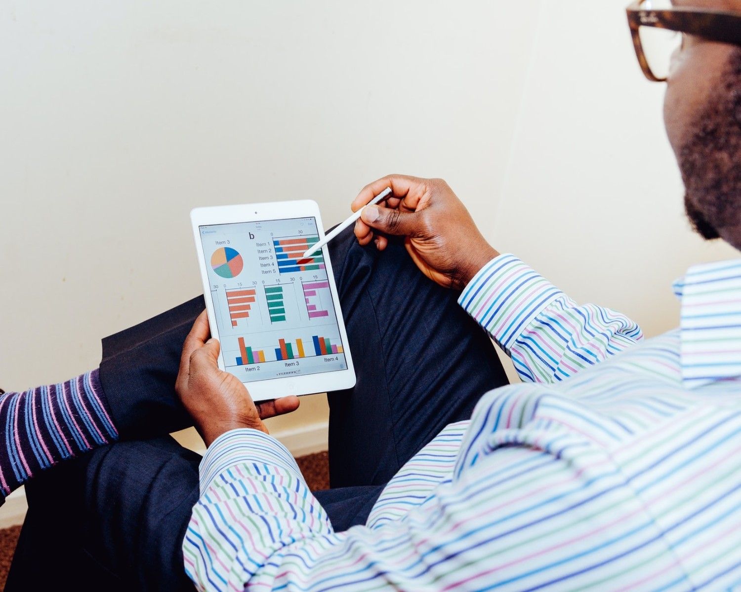 Cómo redactar un CV de marketing (ejemplos para 2025)